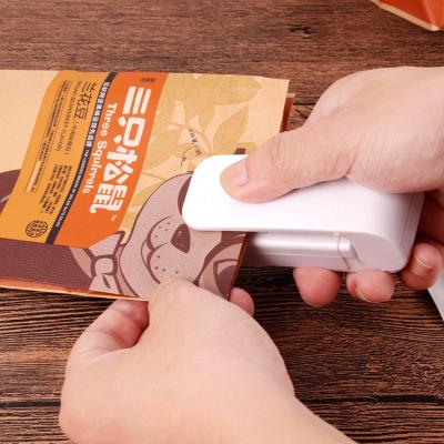 China Mini Sealer Home Heat Bag Portable Plastic Food Snacks Bag Mini Vacuum Food Sealer Sealers Machine for sale