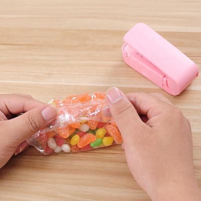 China Mini Gadgets 2022 Food Machinery Plastic Pouches Portable Heat Sealer Hand Super Sealer For Home Use for sale