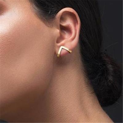 China Fashionable Exquisite Women's Minimalist 18k Gold Stud Earrings Geometric Triangle Earrings Gift for Mother's Day for sale