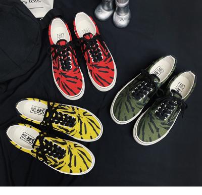 China Fashion Trend Tie-Dye Shoes For Women&Men Canvas Printing Low Top Canvas Leisure Shoes Men's Fashionable Shoes for sale