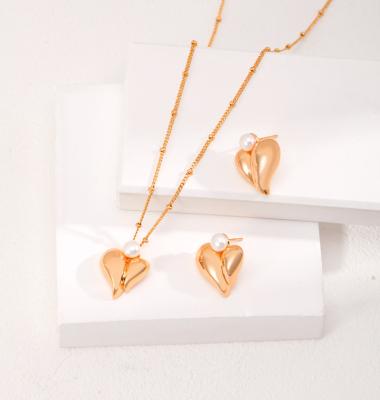 China CLASSIC 925 Sterling Silver Heart Stud Earrings Gold Plated Natural pearl love silver necklace for sale