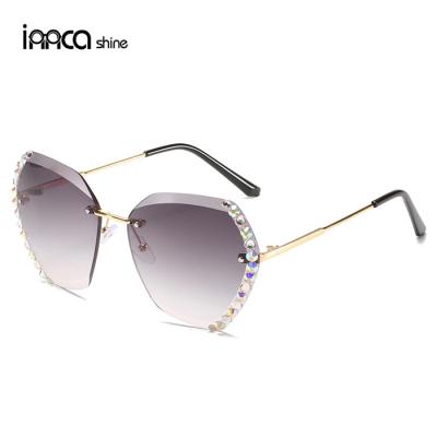 China Eyewear Trade Polygon Sun Glasses Fashionable Rimless Ocean Piece Gradient Color Female Sunglasses New for sale