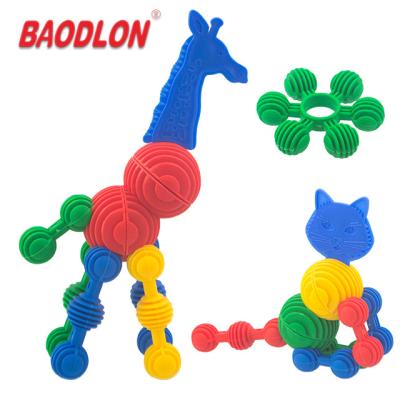 China DIY construction plastic multicolor animal building blocks for kid en venta