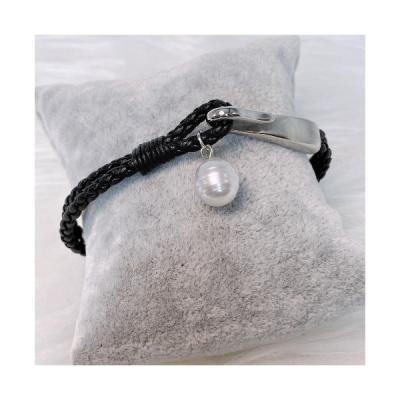 China Modern Elasticity Leather Bracelet Dark Circle Shape Elegant Pearl White Delicate Baroque Bracelet for sale