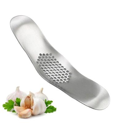 China Viable Curved Manual Stainless Steel Garlic Press Meat Grinder Ginger Crusher Masher Multifunction Shredder Kitchen Fruit Vegetable Instruments for sale