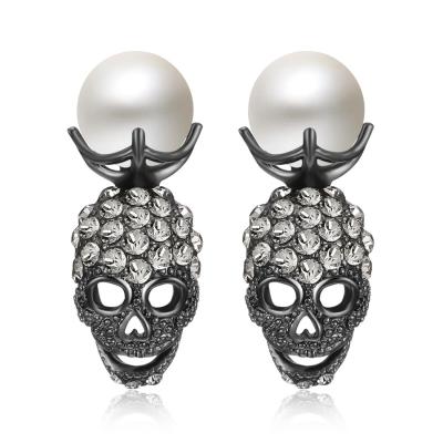 China High Quality Punk Style Crystal Rhinestone Skull Head Pearl Stud Earrings White Black Plated Diamond Skull Pearl Stud Earrings for sale