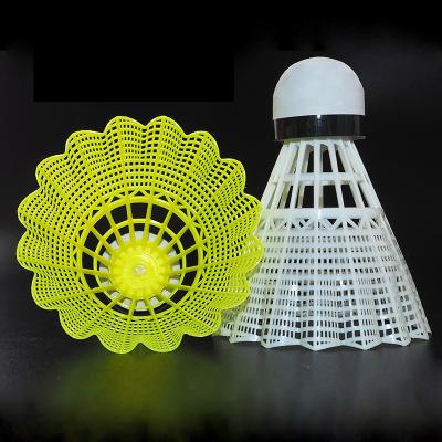 Chine Factory Wholesale White Yellow Plastic Ball Nylon Ball Badminton Shuttlecocks à vendre