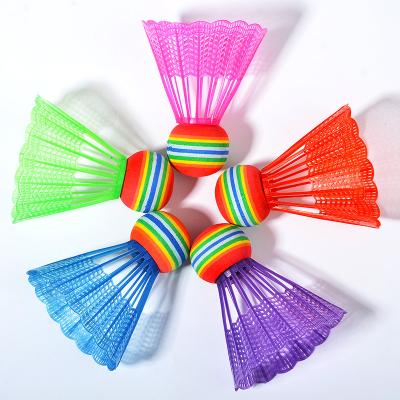 China Colorful feathers Nylon foam Gymnasium outdoor courtyard sports badminton shuttlecock Te koop