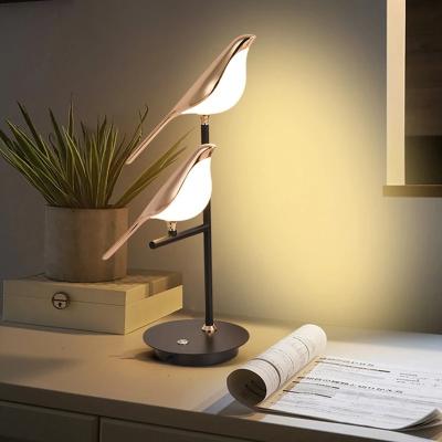 China Creative Modern Gold Table Lamp Bird Led Magpie Bedside Night Light Creative Sparrow Lighting Decoration Reading Animal Desk Lamp for sale