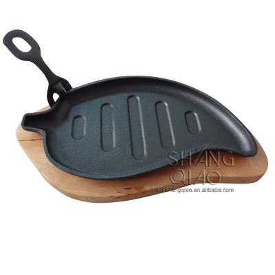 China Sustainable Pre-Seasoned Cast Iron Steak Plate Sizzle Griddle With Wooden Base for sale