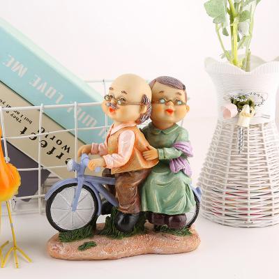 China China Loving Elderly Couples Resin Figurine Old Age Life Resin Couples For Anniversary Wedding Gift for sale