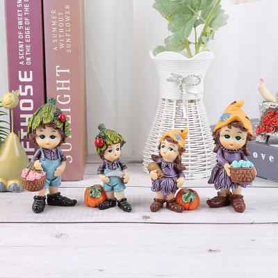 China Cute Europe Boy And Girl Sculpture Crafts Resin Doll Ornament Set for sale