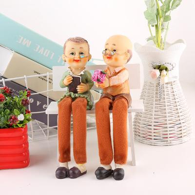 China Europe personalized resin elderly couple custom romantic loving couple figurine gift for sale