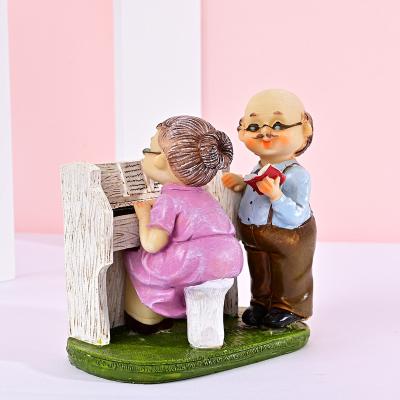 China Happy Europe Piano Home Decoration Ornaments Father's Day Gift Resin Couples Mothers Day Gift for sale