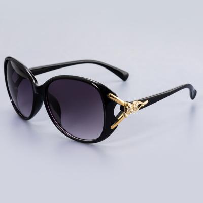 China 2021 New Arrival Women's Sunglasses UV400 Protection Women's Fashion Sunglasses 8842 Shape Shades With Fox Decoration for sale