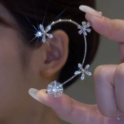 China FASHIONABLE Hot Selling Silver Plated Metal Ear Bone Clip For Women Luxury Shiny Inlaid Rhinestone Earring Swivel Flowers Ear Cuff for sale