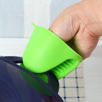 China Minimalist Kitchen Tools Roll Dish Steaming Dish To Hold To Prevent Burns Gloves Silicone Anti-hot Clamp for sale