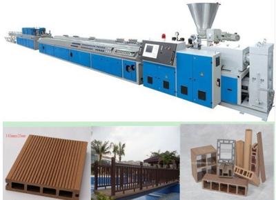 China Máquina composta plástica de madeira com alimentador da mola, máquina da extrusão de WPC à venda