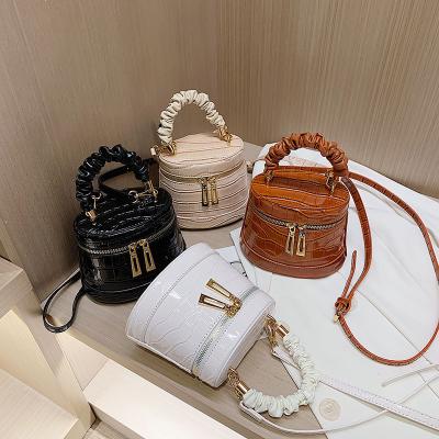 China Rhinestones/Wholesale Mini Bucket Bag Mini Bucket Bag White Zipper Fold Bucket Shape Women Bags Rivet/PDEP Buckets for sale