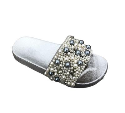 China 2020 New Light Weight European Pearl Slippers Summer Korean And American Ladies Fashion Soft Wear Slippers for sale