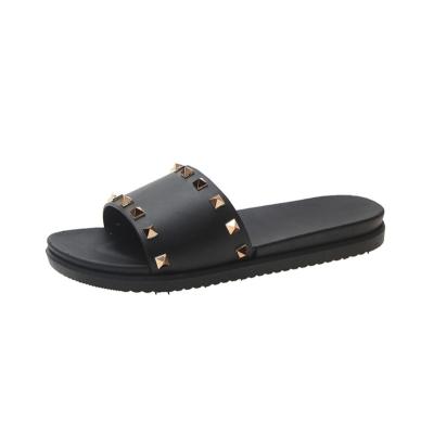 China Fashion trend 2020 summer youth rivets whip flat non - slip beach slippers flip-flops street shoes for sale