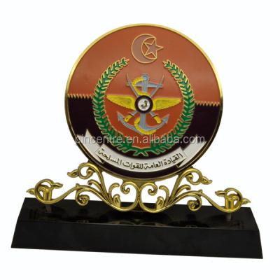 China Europe Qatar national day souvenir trophy with wooden base trophy / Qatar flag for sale