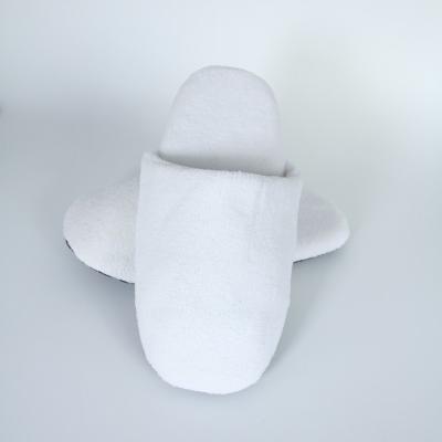 China Cheap Disposable Natural Degradable Hotel Slippers Nonwoven Embossed Embossed Slippers Guest Room Slippers Eco-Friendly Use for sale