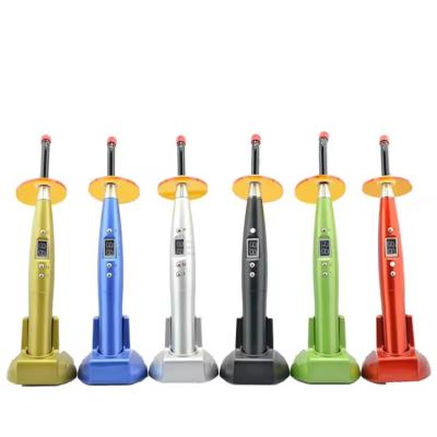 Cina Dental Led Curing Light Corpo di plastica Colorato Disegno Dental Light Cure Lampada senza fili in vendita