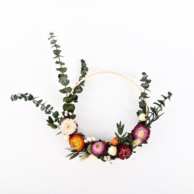 China Quality Assurance Non-Toxic Wall Hanging Garland Flowers and Plants Daisy Eucalyptus Wreath for sale