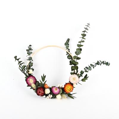 China Wholesale Non-Toxic Preserved Dried Flower Garland Daisy Eucalyptus Wreath Foliage for sale