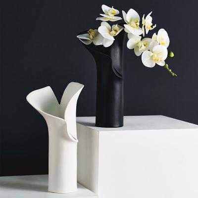 China Matte Table Counter Floor Nordic Black White Flower Vases Unique Handmade Ceramic Vases Modern Decorative Vase Ware for sale