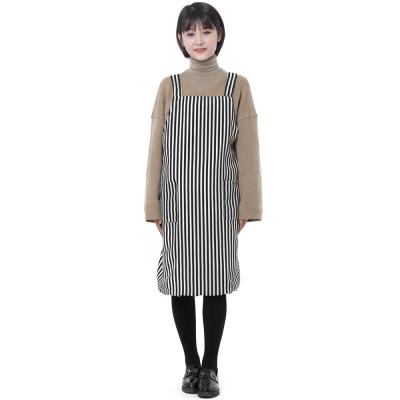 China Professional Anti-Chemical Salon Finely Crafted Stripe Apron Polyester White And Black Stripe Material Apron For Hairdresser for sale