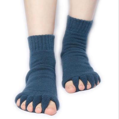 China Solid popular NEW QUICK DRY Custom logo design thicken 5 toes cotton sport sock indoor sports women warm cotton yoga for sale