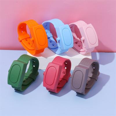 China 2020 Factory Supply New Wristband Silicone Hand Wristband Easily Cleaned Automatic Sanitizer Dispenser Wristband for sale