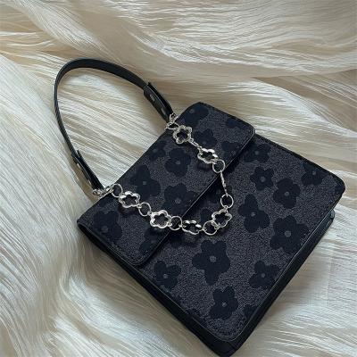 China 2022 new high-end portable chain niche fashion retro one-shoulder messenger small square bag simple and flexible bag for sale