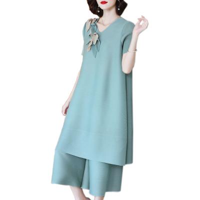 China 2021 New Women's Long Suit Loose Two Piece Set QUICK DRY Pleated Women's Big Patched Flower Neck Dress Suit for sale