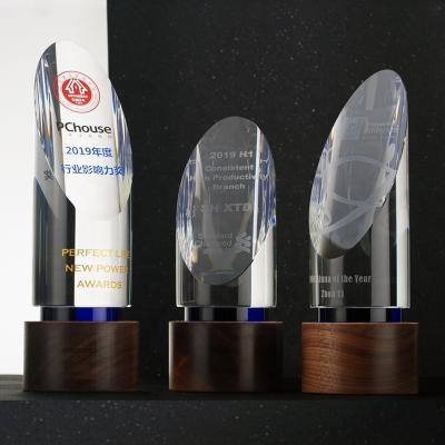 China Custom Creative Solid Wood Obelisk Ice Trophy New Design Japan Design Crystal Award Crystal Crest for sale