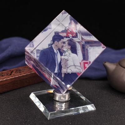 China Europe Customized Laser Engraved Logo 360 Rotate Crystal Cube Photo Frame for sale