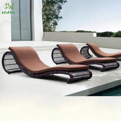 China Modern Outdoor Garden Pool Furniture Convertible Beach Rattan Sun Bed Sofa Chair Daybed for sale