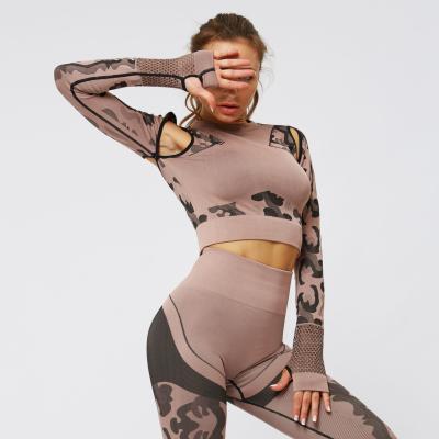 China Long Sleeve Yoga Camouflage Crop Tops Long Sleeve Fitness Coat Breathable Seamless Tight Yoga Top And Shorts Seamless Yoga Set for sale