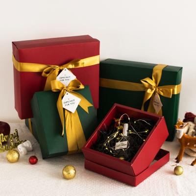 China Recycled Materials Green Red Christmas Gifts Custom Boxes Packaging Boxes Cardboard Box for sale