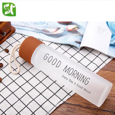 China Wholesale Creative Smile Sports Water Bottle Milk Tea Glass Juice Stocked Glass Bottle With Screw Lid for sale