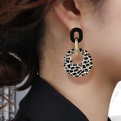 China Environmental Friendly Fashion Retro Exaggerated Italian Pattern Fashion Earrings 2021 Resin Acrylic Acetate Plate Earrings for sale