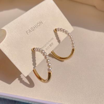 China Environmental Friendly Fashion Hoop Trend Earrings 2021 New Light Luxury Pearl Beaded CC Stud Earrings Jewelry for sale