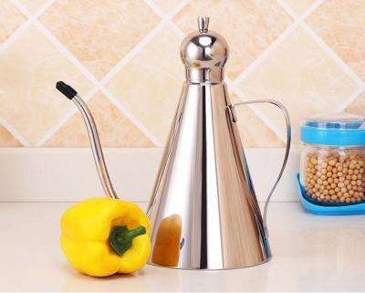 China Freshness Preservation 304 Stainless Steel Oil Kettle Anti Overflow Triangle Design Kitchen Supplies for sale