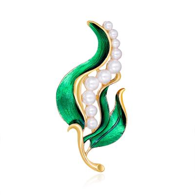 China ALLOY American leaf accessories high end pin stain custom retro green pearl brooch for women for sale