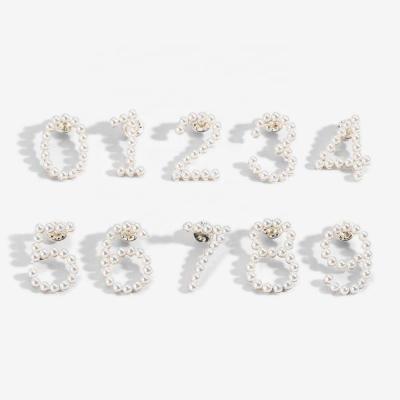 China Newest Hotsale Women's Newest Topvesko Pearl Number Pin Lady Personalized Alphabet Crystal Classic Letter Brooch Pin for sale