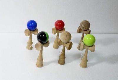 China Führen Sie nicht natürliche hölzerne Fantasie-und Übungs-Spielwaren Kendama Bilboquet 178 x 70 x 60 Millimeter zu verkaufen