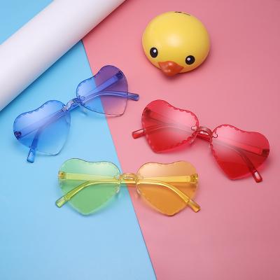 China Protect Children Sunglasses 2021 Hot Selling Heart Frame Sunglasses Children Eyes Designer Plastic Sunglasses Baby Kids for sale