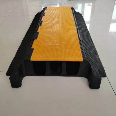 China Protector High Groove Wire Rope Ramp 20 Ton Load Capacity Tie Protection, Rubber and PVC Flexible Cable Tray, Black and Yellow for sale